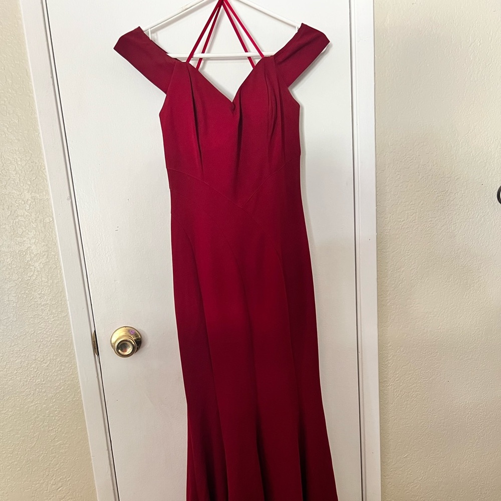 Mermaid style small train/ off shoulder
I’m 5’3”
125 lbs 
Smoke free home